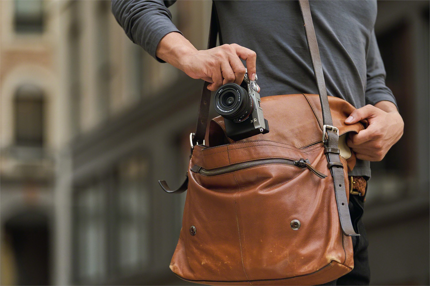 Sony Alpha 7 C - Fotocamera Digitale Mirrorless Full-frame 24,2 MP con Obiettivo SEL2860 Zoom 28-60mm F4-5.6 - Nero, Compatta e Leggera