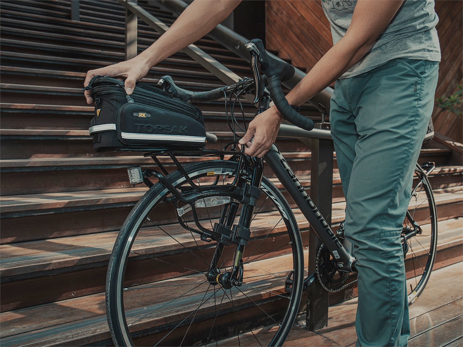 Topeak TetraRack R1 Portapacchi Anteriore in Alluminio e Nylon Nero con Sistema QuickTrack - Carico Massimo 7 kg, Compatibile con Bici da Strada e Touring
