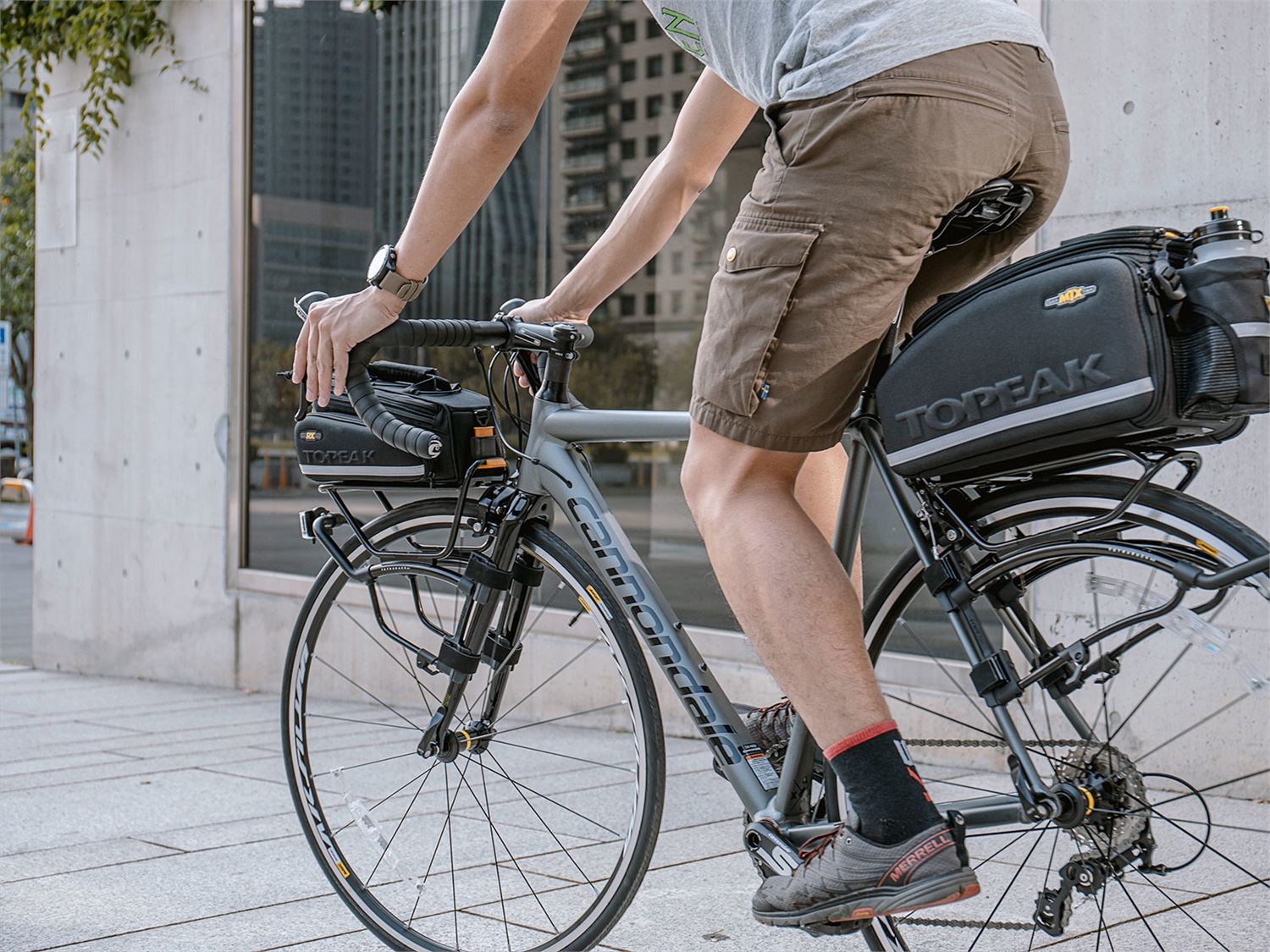 Topeak TetraRack R1 Portapacchi Anteriore in Alluminio e Nylon Nero con Sistema QuickTrack - Carico Massimo 7 kg, Compatibile con Bici da Strada e Touring