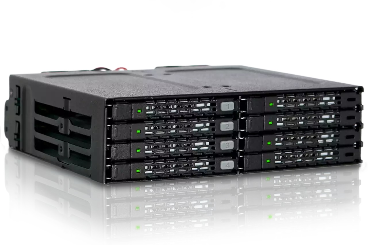 Icy Dock MB998IP-B Pannello Drive Bay Nero per 8 SSD & HDD SAS/SATA da 2.5