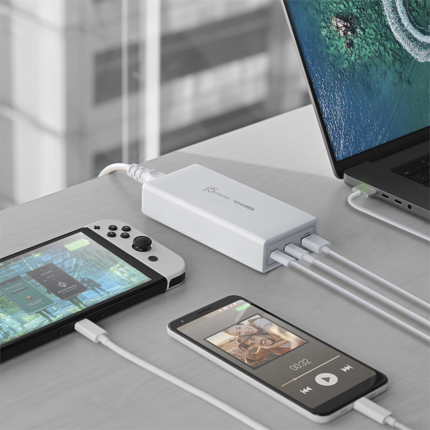 j5create JUP37185W-EN Caricabatterie GaN PD 3.1 da 185W con 3 porte USB-C e USB-A, Ricarica rapida, Bianco