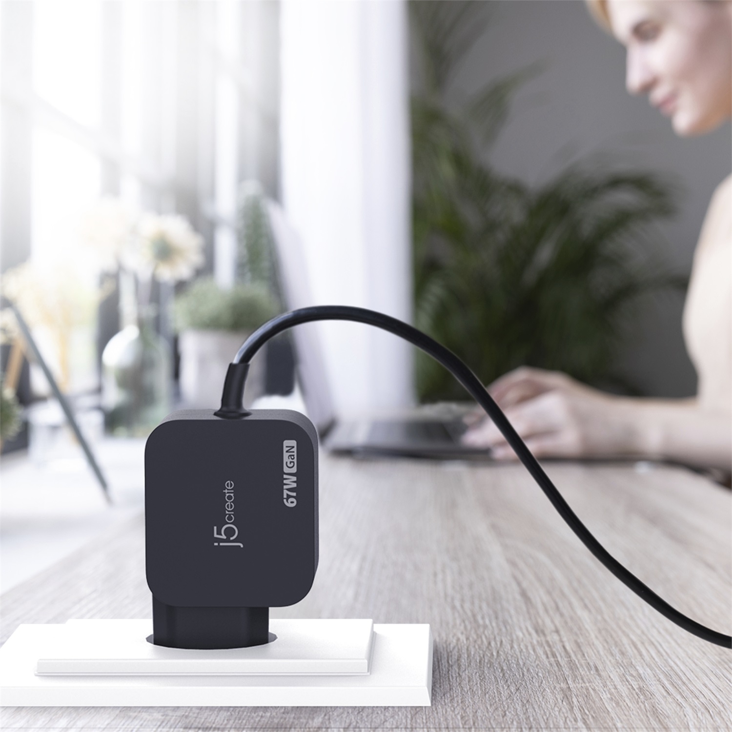 j5create Caricabatterie mini GaN-PD-USB-C 67W Universale con 6 Connettori CC Staccabili - Nero