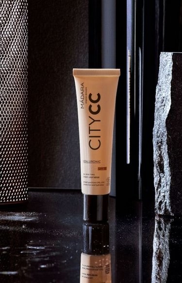 MÁDARA Crema CC SPF 15 Medium Beige - 40 ml, Anti-Pollution con Acido Ialuronico