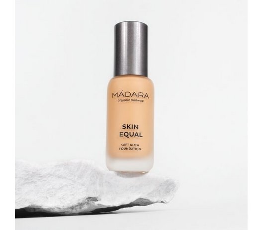 MÁDARA Skin Equal Soft Glow Foundation SPF15 30 ml - Fondotinta 40 Sand per una pelle luminosa e uniforme