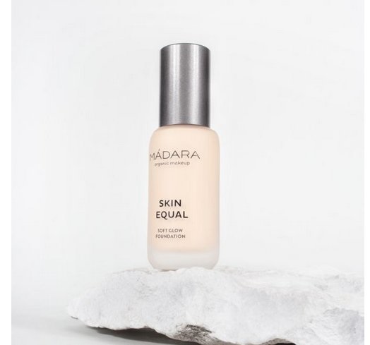 MÁDARA Skin Equal Soft Glow Foundation 30 ml - Fondotinta minerale leggero SPF 15, 10 Porcelain, Finitura radiosa e copertura regolabile