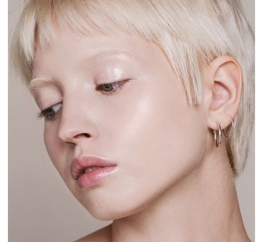 MÁDARA Skin Equal Soft Glow Foundation 30 ml - Fondotinta minerale leggero SPF 15, 10 Porcelain, Finitura radiosa e copertura regolabile