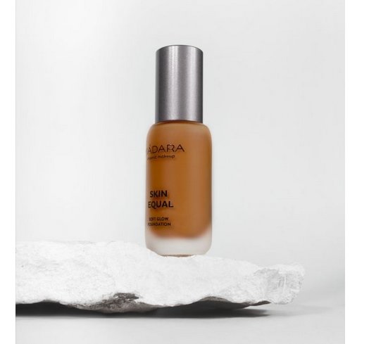 MÁDARA Skin Equal Soft Glow Foundation SPF15 30 ml - Fondotinta Liquido per un Aspetto Naturale e Luminoso, Colore 90 Chestnut