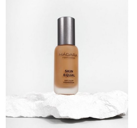 MÁDARA Skin Equal Soft Glow Foundation SPF15 #70 Caramel - 30 ml, Fondotinta minerale leggero con finish luminoso e copertura regolabile