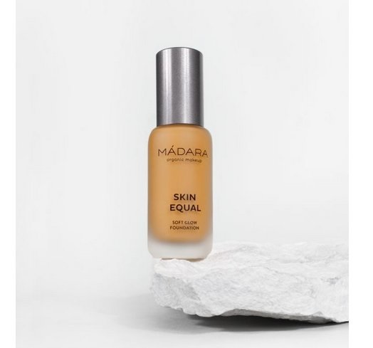 MÁDARA Skin Equal Soft Glow Foundation SPF15 60 Olive - Fondotinta minerale 30 ml con finish radiante e copertura regolabile