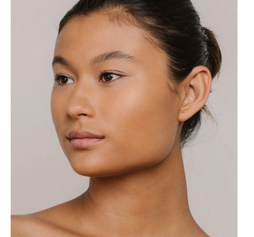 MÁDARA Skin Equal Soft Glow Foundation SPF15 60 Olive - Fondotinta minerale 30 ml con finish radiante e copertura regolabile