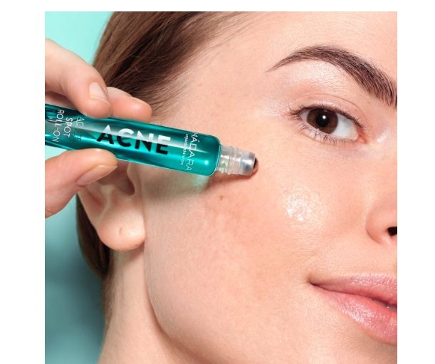 MÁDARA Acne Acute Spot Roll-On 8 ml - Trattamento Localizzato con Acido Salicilico e Cellule Staminali di Ginepro