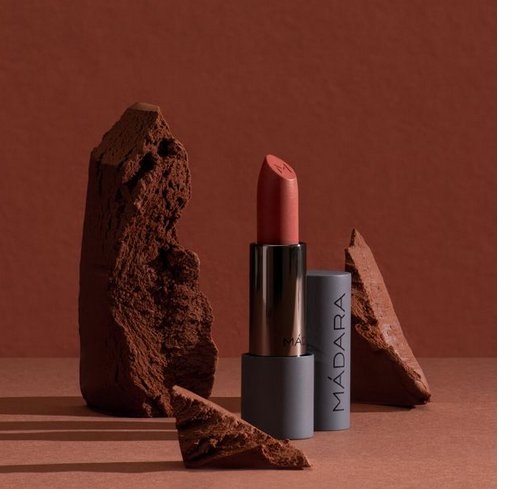 MÁDARA Velvet Wear Rossetto 3.8 g - Texture Vellutata, Finitura Satinata, con Olio di Semi di Mirtillo e Burro di Karité, Vegan