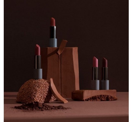 MÁDARA Velvet Wear Rossetto 3.8 g - Texture Vellutata, Finitura Satinata, con Olio di Semi di Mirtillo e Burro di Karité, Vegan