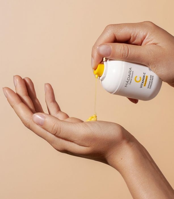 MÁDARA Vitamin C Intense Glow Concentrate - Siero Viso Illuminante 30 ml, Nutre e Protegge la Pelle con Vitamine C ed E