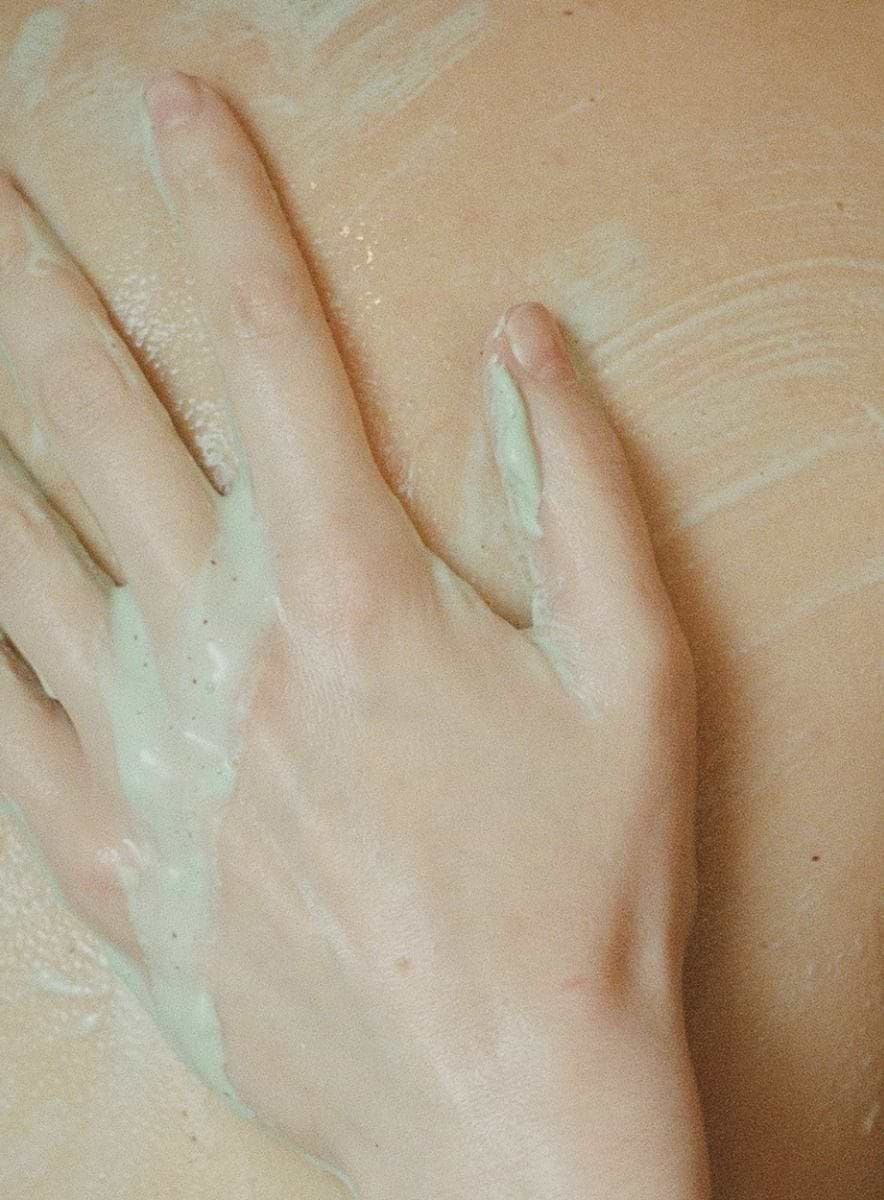 MÁDARA Scrub Minerale per Il Corpo AHA 175 ml - Esfoliante Idratante per Pelle Liscia e Luminosa