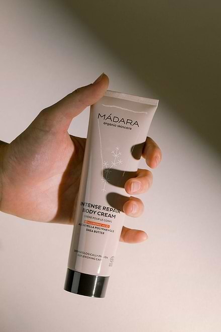 MÁDARA Intense Repair Body Cream 150 ml - Crema corpo nutriente e idratante per pelli sensibili con acido ialuronico e burri naturali