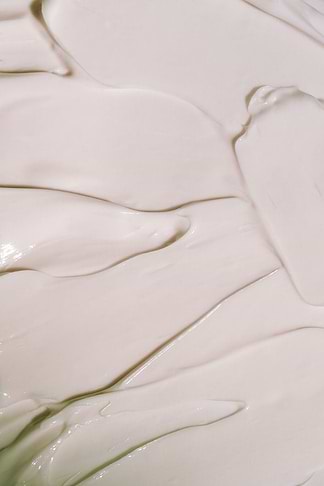 MÁDARA Intense Repair Body Cream 150 ml - Crema corpo nutriente e idratante per pelli sensibili con acido ialuronico e burri naturali