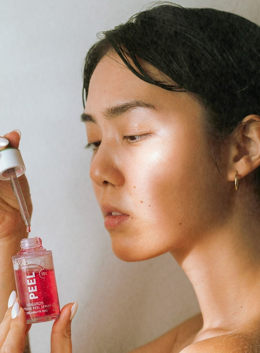 MÁDARA Hyaluron Intense Peel Serum Siero Esfoliante Notturno 30 ml - Con Acidi AHA e Acido Ialuronico per Pelle Liscia e Luminosa