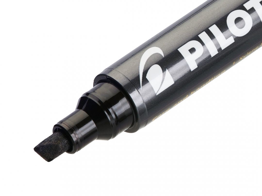 Pilot Marcatore Permanente 400 Nero Punta Scalpello 4.5mm - Fusto in Plastica, Inchiostro Ultra Resistente