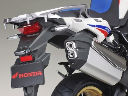 Tamiya Honda CRF1000L Africa Twin Modellino di Moto Preassemblato 1:6 - Ispirato alla Leggendaria Bici Fuoristrada