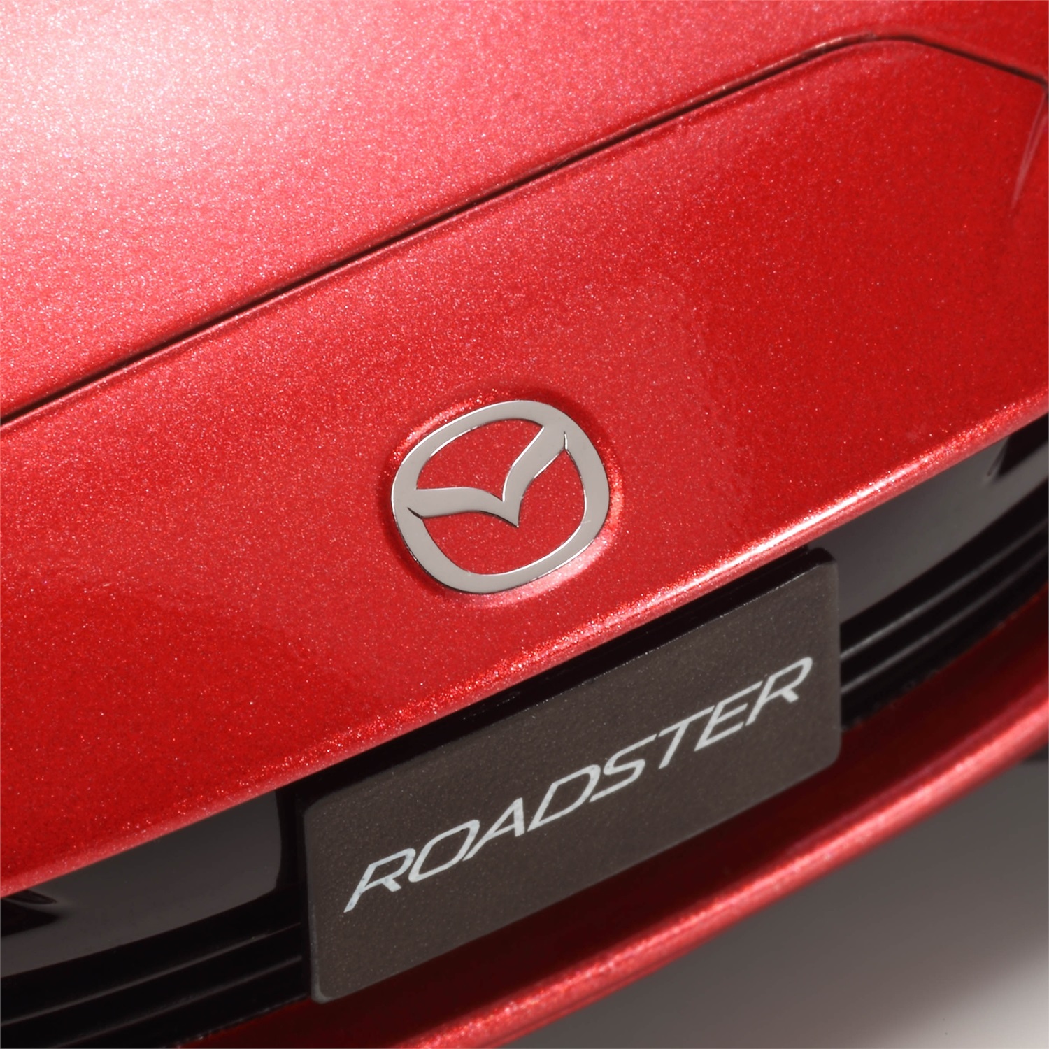 Tamiya Mazda MX-5 Modellino di macchina Kit di montaggio 1:24 - Riproduzione fedele, Non verniciato, Colore Rosso