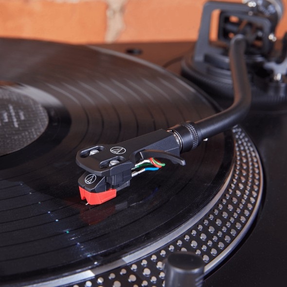 Audio-Technica AT-VM95ML Cartuccia a Stilo Dual Moving Magnet con Stilo Microlinear (Nero/Rosso) - Tensione di Uscita 3,5 mV, Compatibile con Aghi VM95