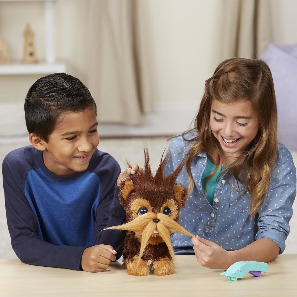 FurReal Shaggy Shawn - Bambola Cane Interattiva con Accessorio Buzzer per Toelettatura e Styling