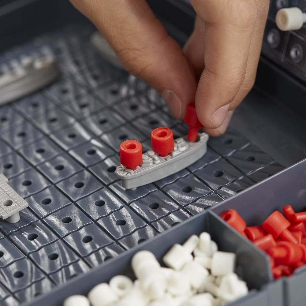 Hasbro Battleship - Gioco da Tavolo Strategia Classico per 2 Giocatori, Multicolore, 26.5 x 26.5 x 7.5 cm, Età 7