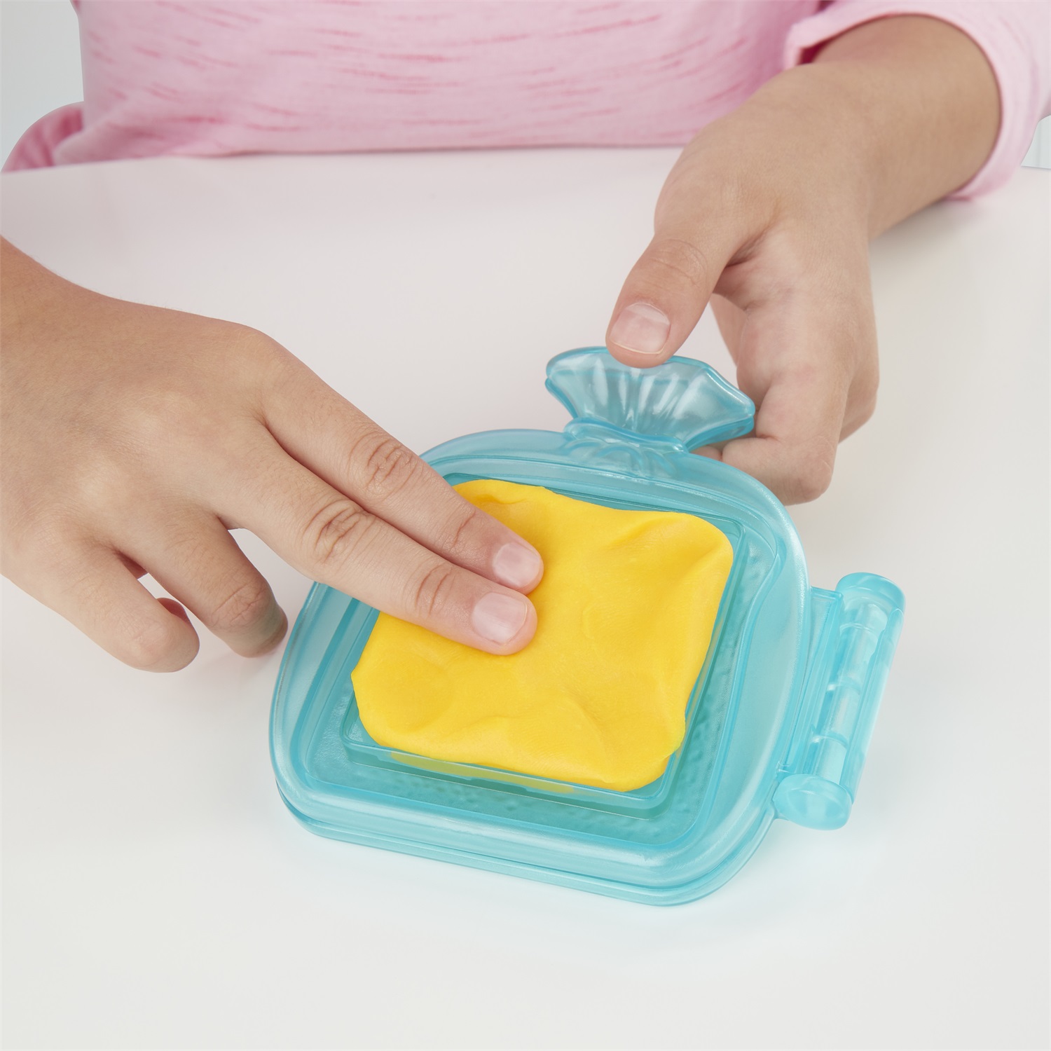 Hasbro Play-Doh E76235L0 Sandwich Formaggioso - Playset con 1 Vasetto Elastix e 6 Vasetti di Pasta da Modellare