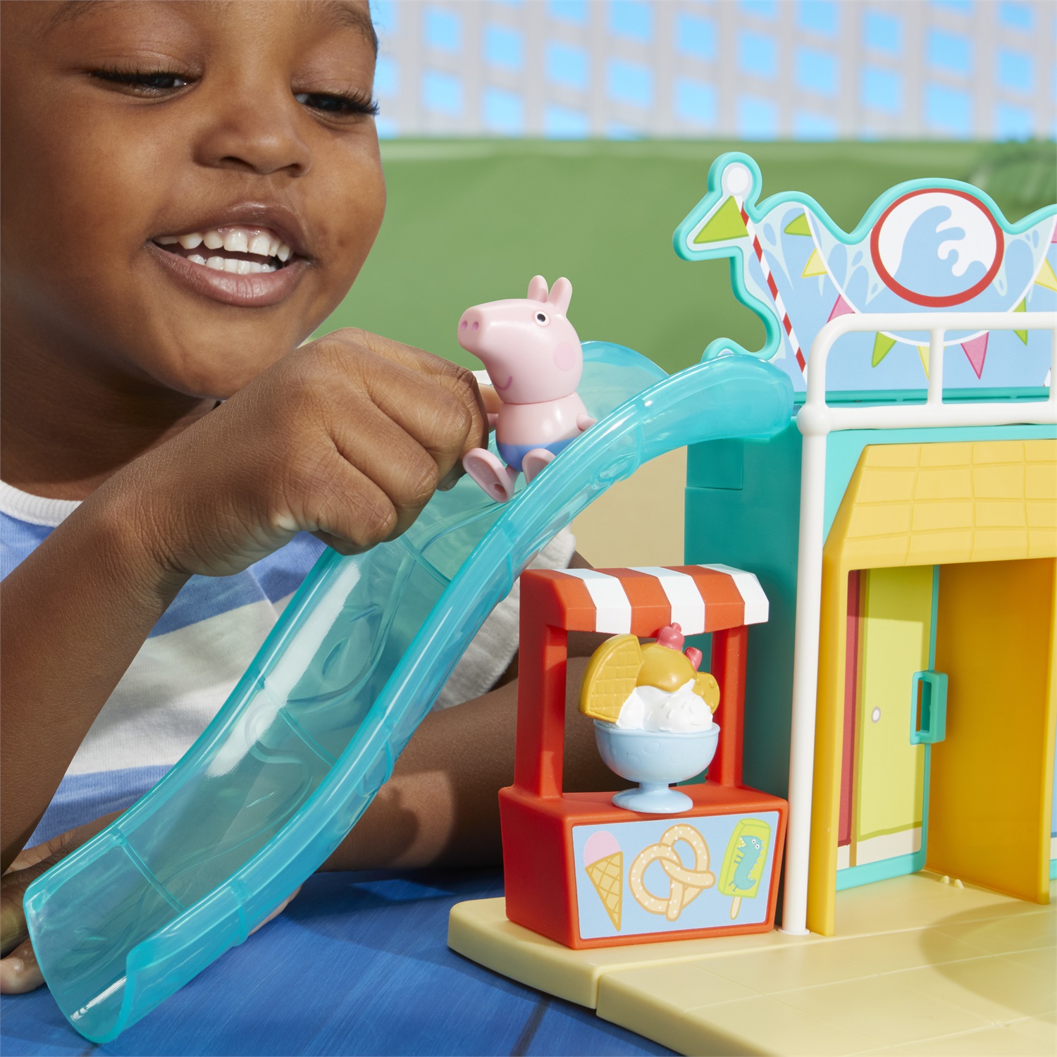 Peppa Pig Playset Acquapark con 2 Action Figure e 15 Pezzi - Giocattoli per Età Prescolare dai 3 Anni