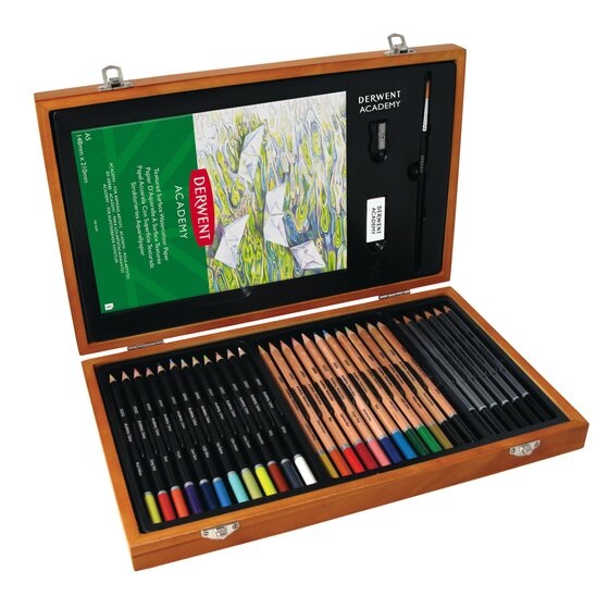 Derwent Academy Set Regalo in Legno da 35 Pezzi - Matite Colorate, Acquerelli e Accessori per Disegno