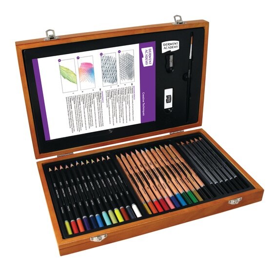 Derwent Academy Set Regalo in Legno da 35 Pezzi - Matite Colorate, Acquerelli e Accessori per Disegno