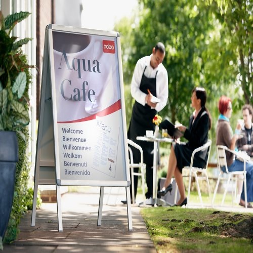 Nobo Espositore a Cavalletto Bifacciale con Cornice a Scatto - Formato A1, 650 x 1135 mm, Finiture in Alluminio, Copertura Protettiva Antiriflesso - Argento