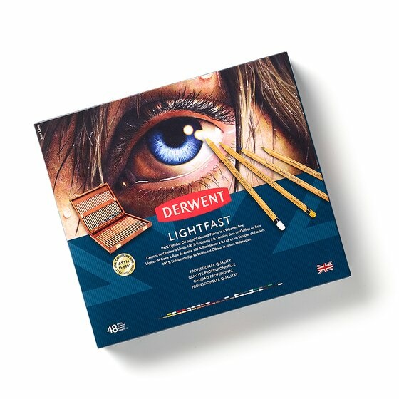 Derwent Lightfast Set di 48 Matite Colorate Resistenti alla Luce con Cofanetto in Legno - Alta Pigmentazione e Consistenza Cremosa