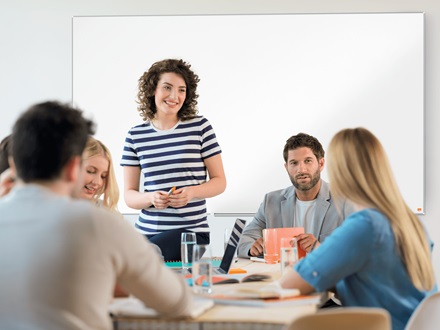 Nobo Lavagna Bianca Magnetica Impression Pro Widescreen 1550 x 870 mm con Vaschetta Porta Accessori e Cornice Sottile