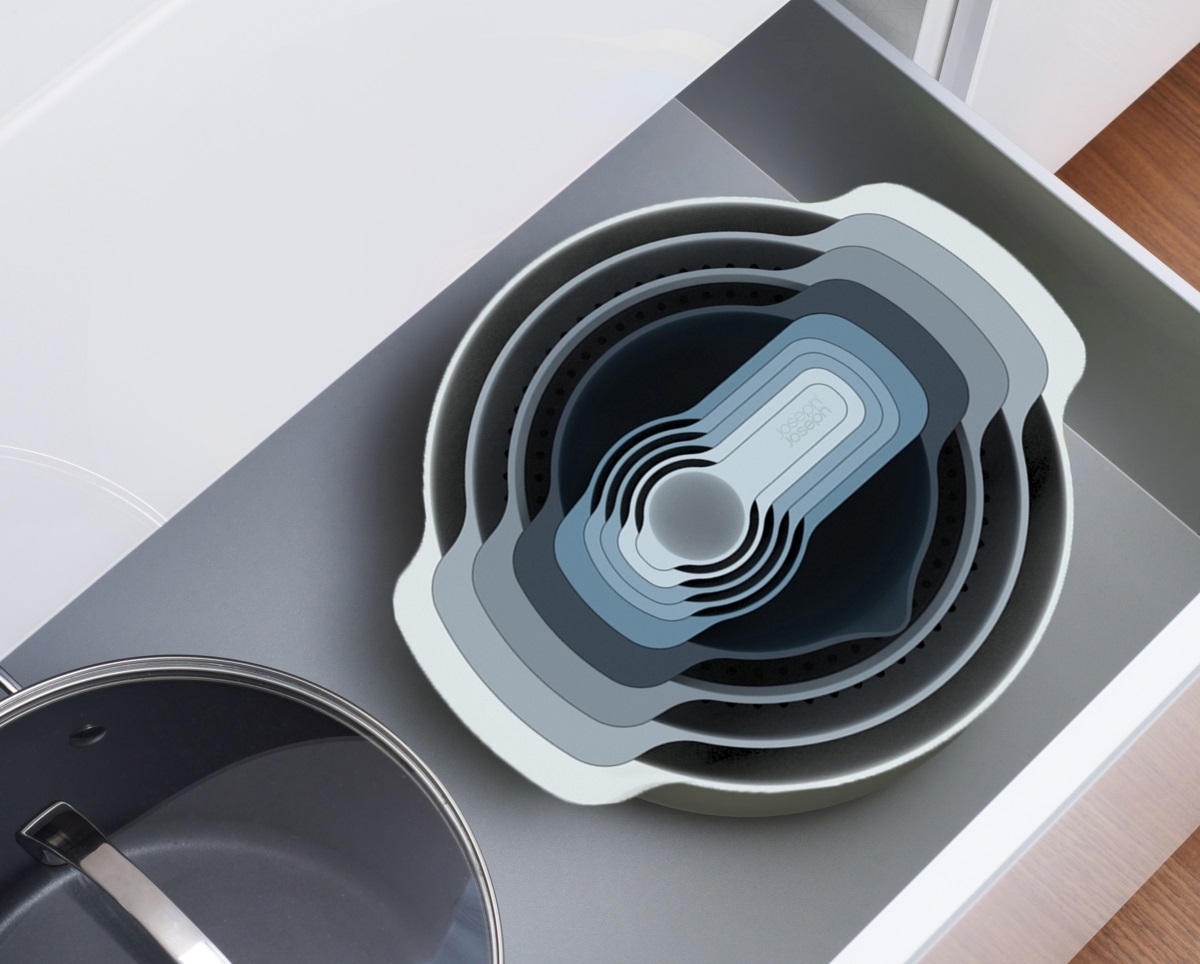 Joseph Joseph Nest 9 Plus - Set compatto da 9 pezzi per la preparazione degli alimenti con ciotole, misurini, setaccio e colino, blu