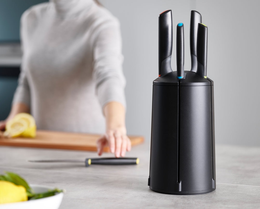 Joseph Joseph Set 5 Coltelli Elevate in Acciaio Inossidabile Giapponese con Carosello Rotante - Colore Nero