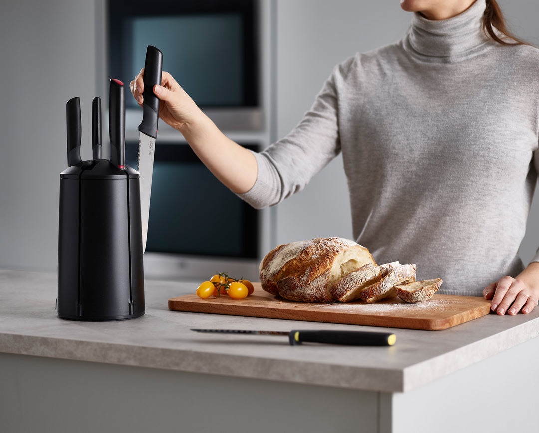 Joseph Joseph Set 5 Coltelli Elevate in Acciaio Inossidabile Giapponese con Carosello Rotante - Colore Nero