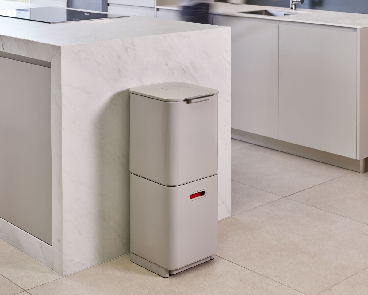 Joseph Joseph Totem Max Pattumiera da Cucina 60L con 3 Scomparti, Filtro Anti-Odore, Design Verticale Colore Pietra