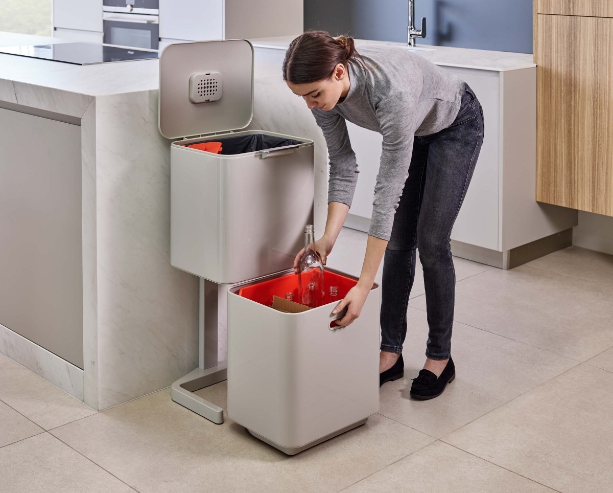 Joseph Joseph Totem Max Pattumiera da Cucina 60L con 3 Scomparti, Filtro Anti-Odore, Design Verticale Colore Pietra