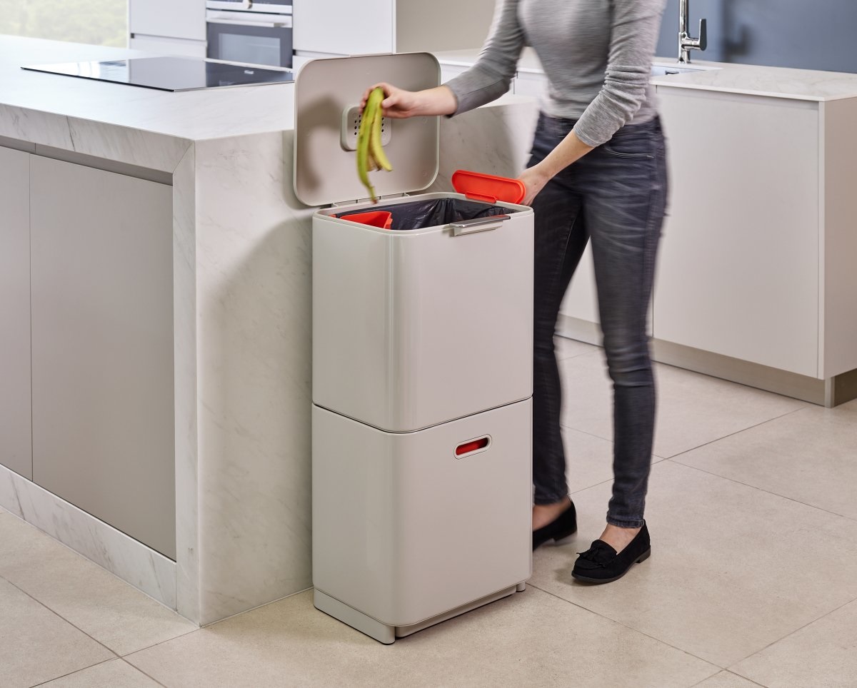Joseph Joseph Totem Max Pattumiera da Cucina 60L con 3 Scomparti, Filtro Anti-Odore, Design Verticale Colore Pietra