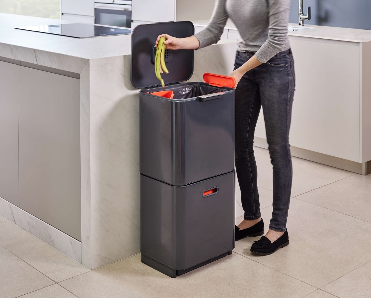 Joseph Joseph Totem Max Pattumiera da Cucina 60L con Filtro Anti-Odore, 3 Scomparti per Raccolta Differenziata, Colore Grafite
