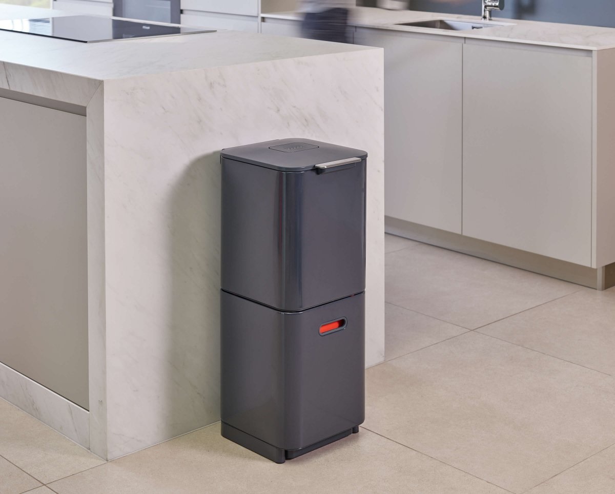 Joseph Joseph Totem Max Pattumiera da Cucina 60L con Filtro Anti-Odore, 3 Scomparti per Raccolta Differenziata, Colore Grafite
