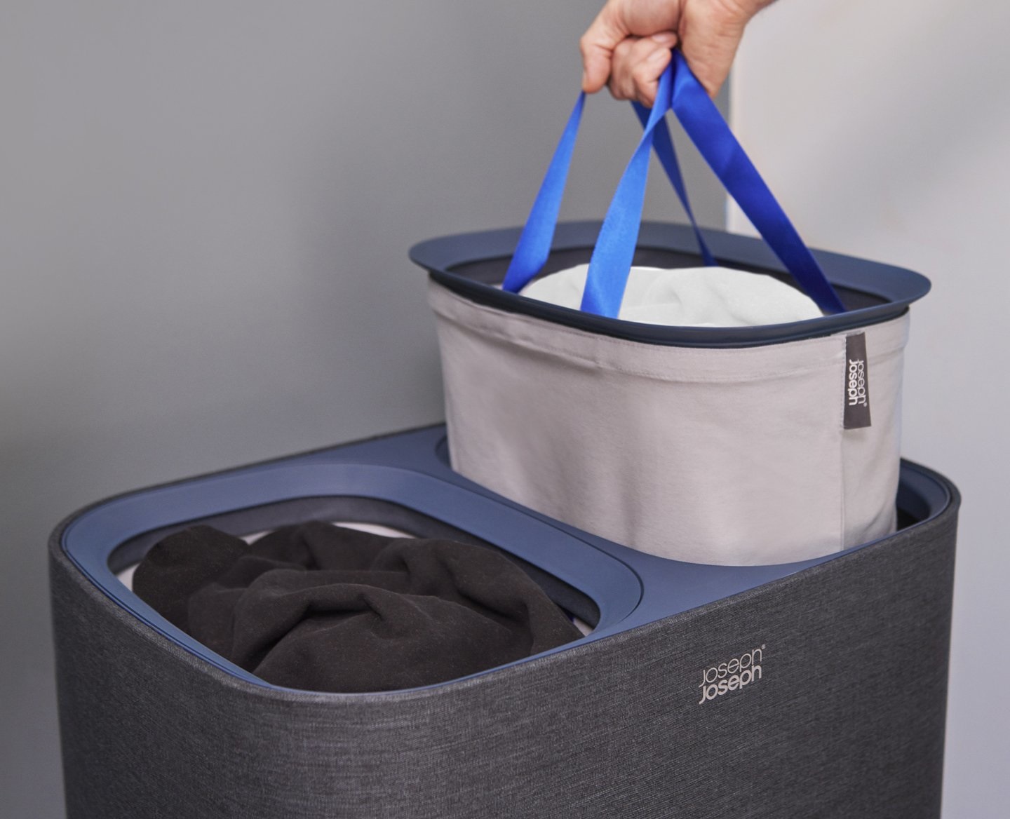 Joseph Joseph Tota Cesto Portabiancheria 90L con Coperchio, 2 Scomparti Separati e Sacchi Rimovibili in Cotone - Nero/Blu Scuro