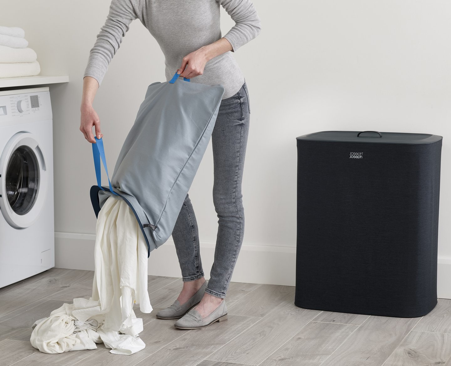 Joseph Joseph Tota Cesto Portabiancheria 90L con Coperchio, 2 Scomparti Separati e Sacchi Rimovibili in Cotone - Nero/Blu Scuro