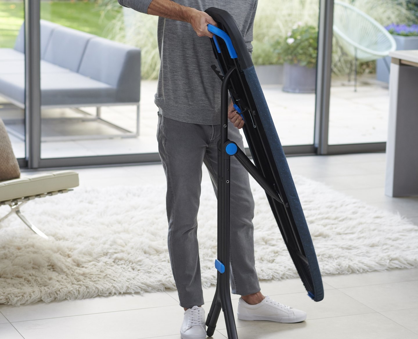 Joseph Joseph Glide Plus Asse da Stiro 130x38 cm con Poggiaferro Integrato, Piedini Regolabili, Rivestimento in Cotone Assorbente e Tecnologia DripShield, Nero/Blu