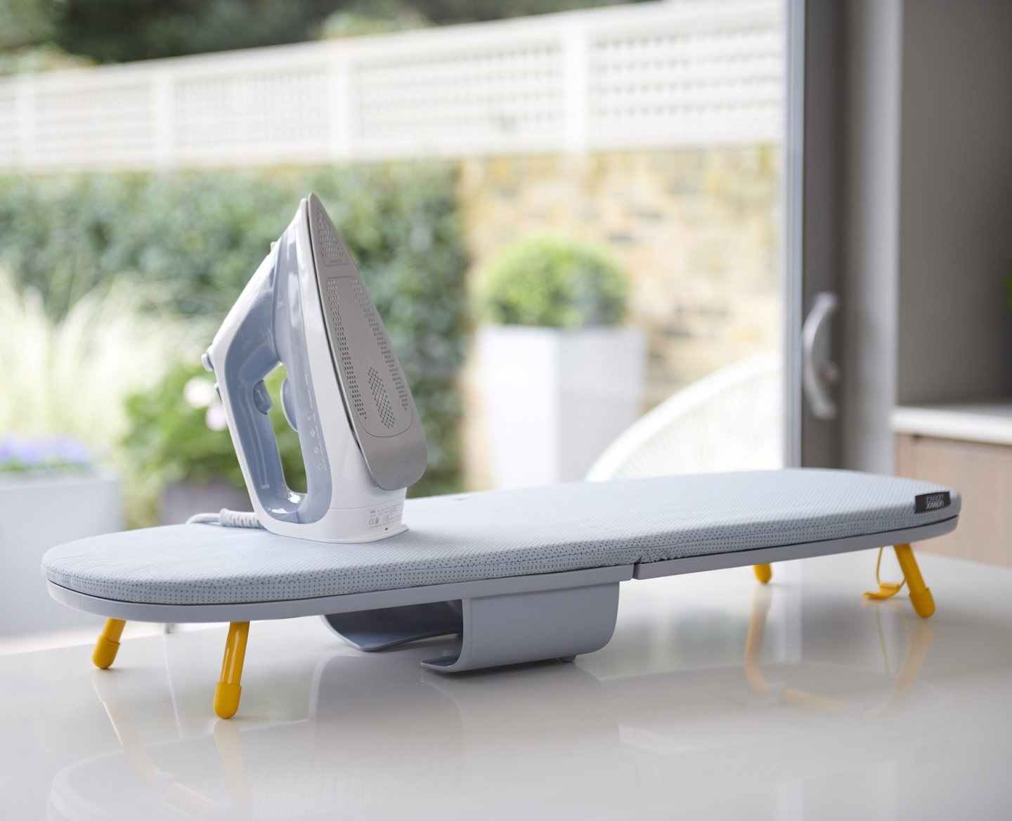 Joseph Joseph Pocket - Asse da stiro pieghevole da tavolo salvaspazio con copriasse in cotone e porta ferro integrato, 90x15.5 cm, Grigio/Giallo