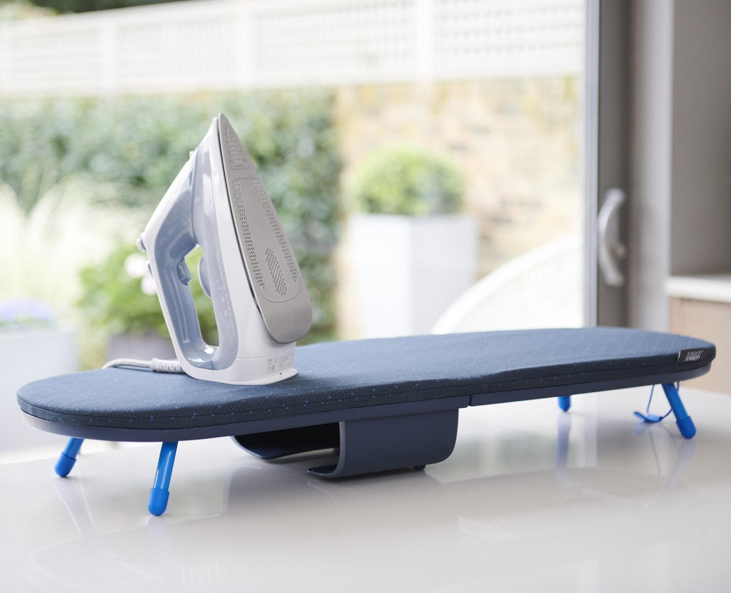 Joseph Joseph Pocket Plus Asse da Stiro Pieghevole da Tavolo 330 x 900 mm con Copriasse in Cotone e Porta Ferro Integrato, Nero/Blu