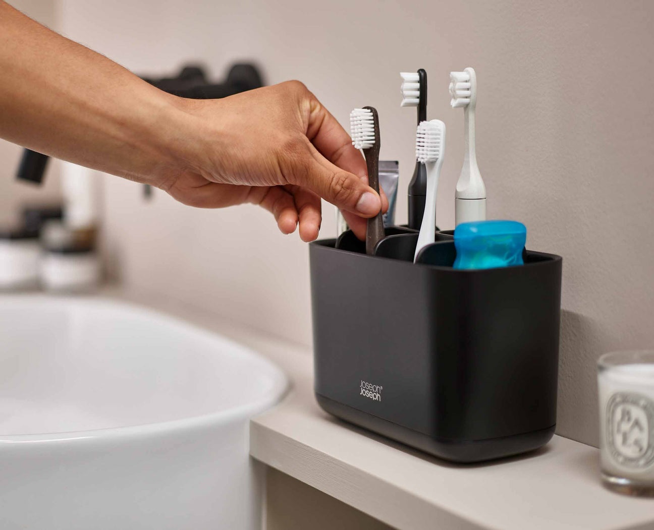 Joseph Joseph EasyStore 70599 Porta Spazzolino e Dentifricio Nero Matte, Compatibile con Spazzolini Elettrici e Tradizionali, 6 Scomparti, Contenitore Smontabile