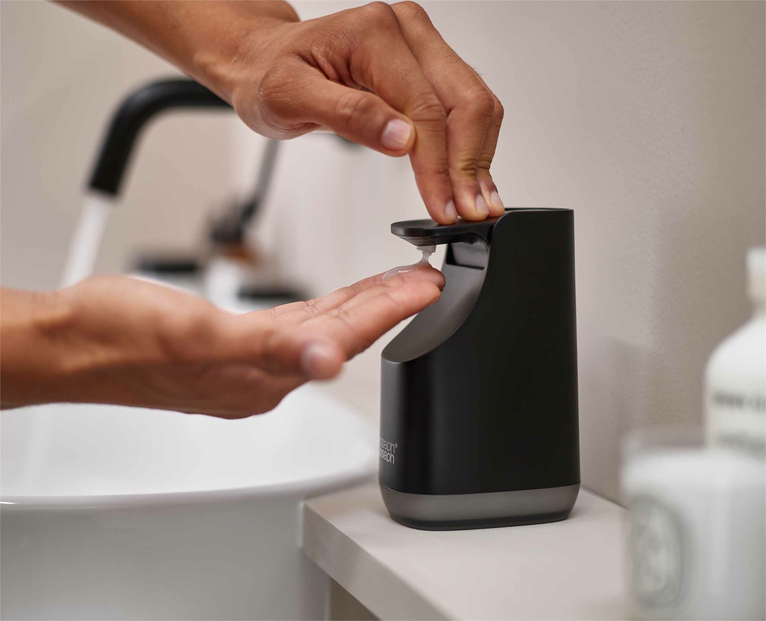 Joseph Joseph Dispenser Sapone Slim™ Compact 350 ml Nero Opaco - Design Sottile, Ricaricabile, Beccuccio Antigoccia